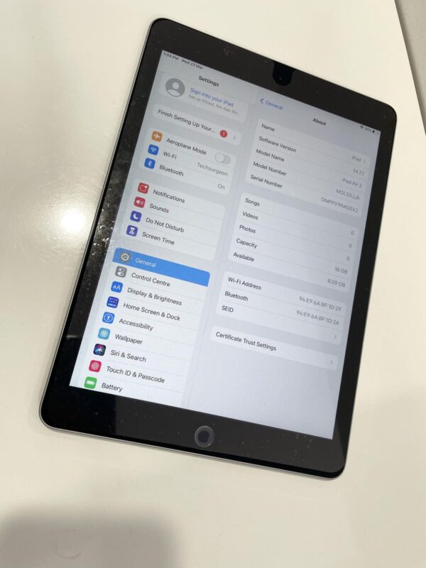 iPad Air 2 A1566 WIFI / 9.7" UNLOCKED / 16GB / GOOD CONDITION + FREE CASE