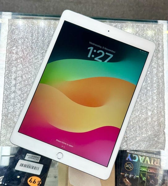 08614b63-ce89-4eb1-b102-563f5473566c-3.jpg Apple iPad 7th Gen 32GB Wi-Fi Silver Good Condition 10.2-Inch Tablet
