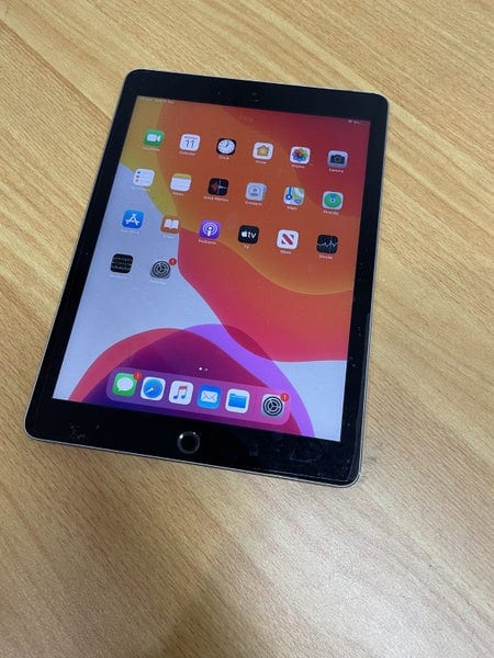 2a7f2a36-3dba-4b17-97d2-28ea1ea8e6e6-2.jpg Apple iPad 5 128GB 9.7" A1822 Space Grey WIFI + 4G Model A grade
