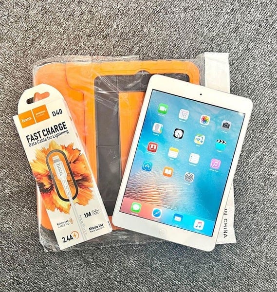iPad Mini 16GB Unlocked Good Condition + Free case
