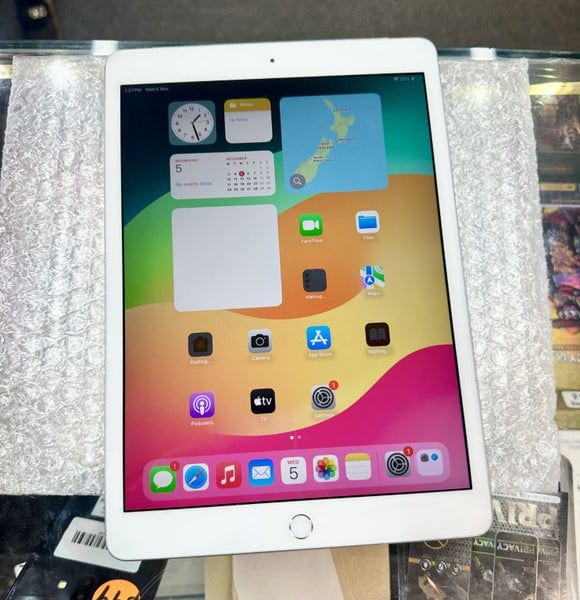 5445cf4c-5713-4f72-aeec-668f511e280f-3.jpg Apple iPad 7th Gen 32GB Wi-Fi Silver Good Condition 10.2-Inch Tablet