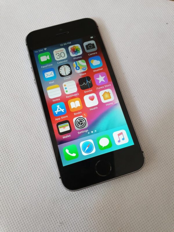 APPLE IPHONE SE 16GB GREY IOS 15 UNLOCKED PHONE !! EXECELLENTCONDITION !!