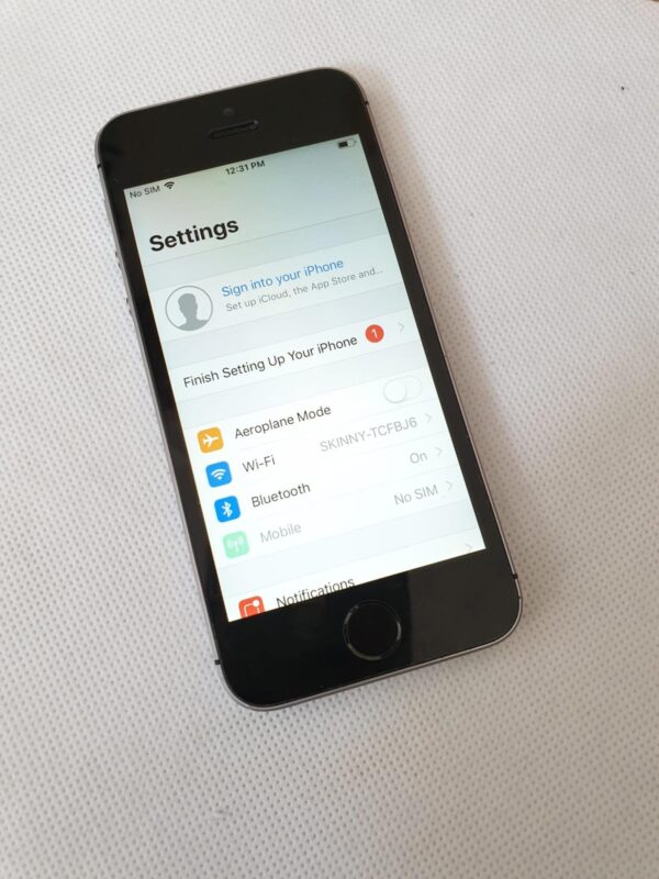 APPLE IPHONE SE 16GB GREY IOS 15 UNLOCKED PHONE !! EXECELLENTCONDITION !!