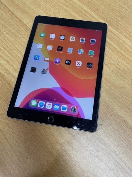 b814c6a0-7464-4393-9cc4-65c03b1ccae9-2.jpg Apple iPad 5 128GB 9.7" A1822 Space Grey WIFI + 4G Model A grade