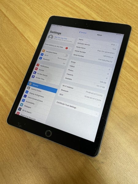 e45d86c3-016b-4207-8a96-a778b4bd2897-2.jpg Apple iPad 5 128GB 9.7" A1822 Space Grey WIFI + 4G Model A grade