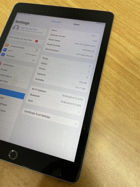 f2a246a6-c3b3-437e-b796-c0ff22ee9e63-2.jpg Apple iPad 5 128GB 9.7" A1822 Space Grey WIFI + 4G Model A grade