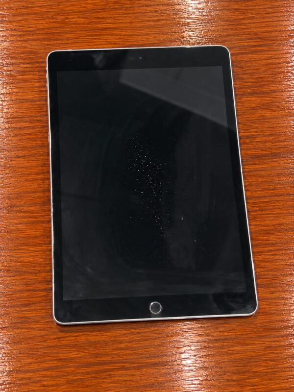 9ef417b5-8813-4f71-8c35-3a15972b368b-1.jpg Apple iPad 9th Gen 10.2-inch 64GB Wi-Fi + Cellular Good Condition Silver
