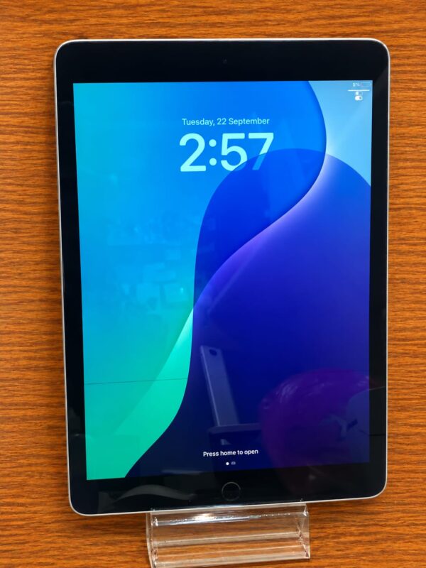 fe84202e-3728-482d-ad37-cfbe4e1704e4-1.jpg Apple iPad 9th Generation 64GB Silver 10.2-inch Good Condition-read description